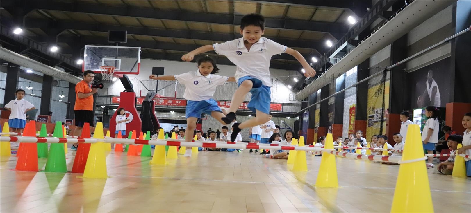 红松果运动中心积极引导学生参加多种形式的课外实践教育