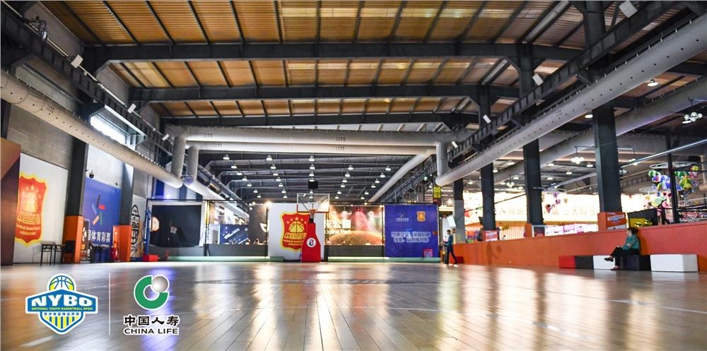 红松果运动中心拥有三片标准篮球场,全部采用a级枫木地板,场地全部